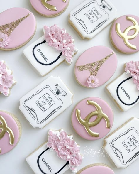 Fashion Cookies Decorated, Dior Cookies, Chanel Birthday Party Decoration, Chanel Cookies, Paris Cookies, Chanel Birthday Party, Fondant Cake Tutorial, Tiffany Birthday, Chanel Birthday