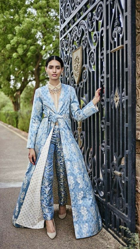 Wedding dress for women in winter Indian Engagement Dress, Silk Outfits, Skirt Indian, Eastern Wear, Brocade Jacket, Winter Wedding Outfits, Saree Bollywood, Mehendi Outfits, Fashion Figure