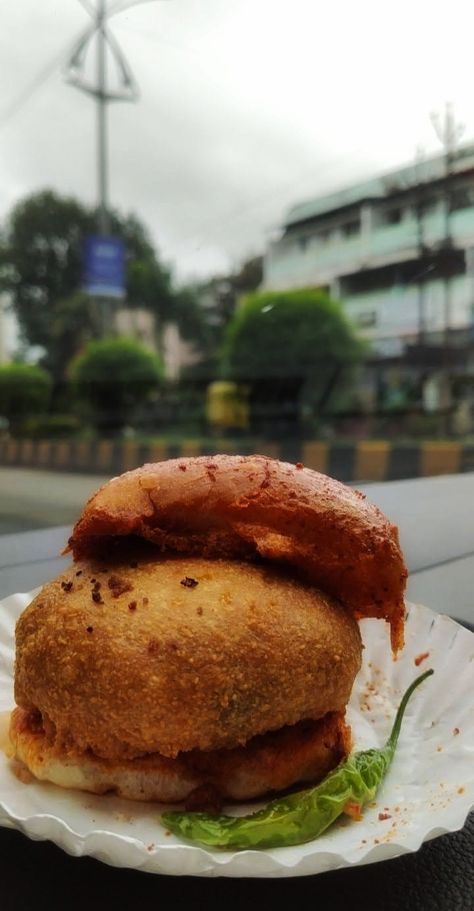 Vada Pav #streetfood Vada Pav Snap, Vada Pav Snapchat, Vada Pav Photography, Vadapav Snap, Experimental Animation, Snapchat Logo, Tea Time Food, Healthcare Architecture, Foodie Instagram