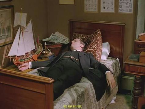 Tired Holmes, after a long case. Granada Johnlock, Granada Sherlock, The Sign Of Four, Granada Holmes, Jeremy Brett Sherlock Holmes, Sherlock Holmes Series, Detective Sherlock Holmes, Holmes Movie, Sherlock Cast