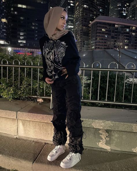 Muslim Streetwear, Hijabi Streetwear, Hijabi Fits, Stile Hijab, Mode Hijabi, Hijabi Outfit, Street Hijab Fashion, Muslim Outfits Casual, Hijabi Fashion Casual