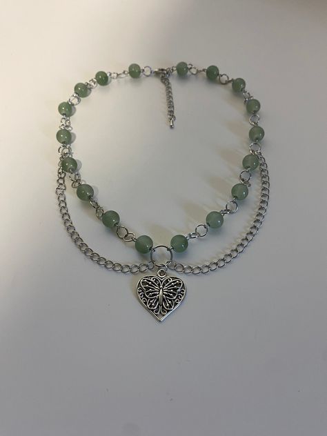 Immerse yourself in the futuristic charm of the early 2000s with our Y2K-style heart pendant and green glass bead necklace, meticulously designed to reflect the aesthetic of that era while offering a contemporary twist. This jewel, featuring an abstract heart design and a sparkling stone, perfectly embodies the spirit of the new millennium era. With its adjustable Y2K style chain, this necklace elegantly adapts to all lengths, ensuring comfortable and secure wear throughout the day. The delibera Chain And Bead Necklace, Minimalist Grunge, 2000s Jewelry, Y2k Heart, Necklace Glass Beads, Y2k Star, Heart Necklace Silver, Y2k Necklace, Y2k Jewelry