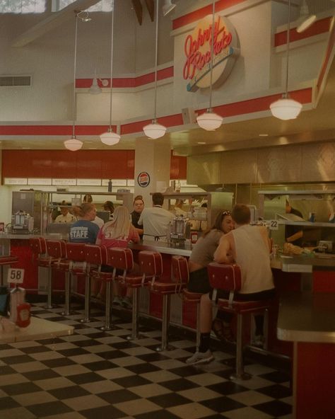 Johnny Rockets Aesthetic, Kennywood Aesthetic, Mortgage Aesthetic, Cream Photoshoot, 50’s Aesthetic, Real Burger, Bistro Interior, Johnny Rockets, Novo Post