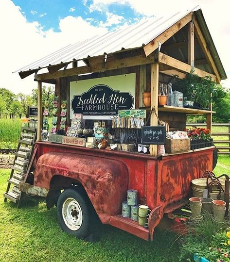 Old truck bed market cart / booth...Allison Gharst & Kellie Dooley (@peabodyandsassafras) on Instagram: “How stinkin' cute is this @freckledhenfarmhouse garden workshop!” Market Cart, Farmers Market Display, Garden Workshop, Produce Stand, Vegetable Stand, Market Stands, Garden Workshops, Farm Store, Flower Truck