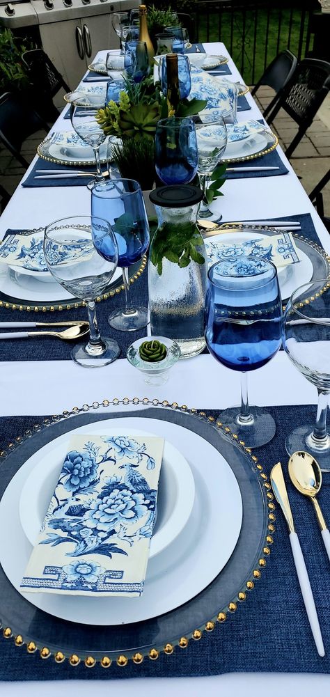 Blue Gray Table Setting, Table Setting Inspiration Dinner Parties, Navy White Table Setting, Lunch Party Table Decor, Blue White Gold Table Setting, Sophisticated Table Settings, Greek Table Setting Ideas, Blue Placemats Table Setting, Blue And White Italian Dinner Party