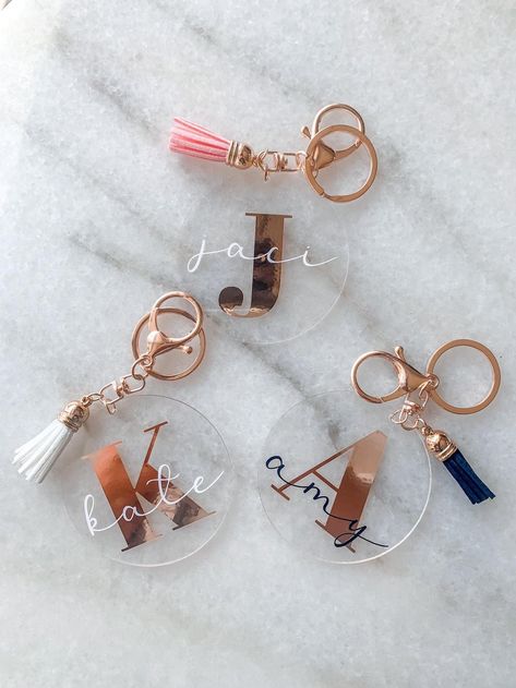 Acrylic Name Keychain, Acrylic Key Chains, Initial Keyring, Personalised Keyrings, Idee Cricut, Cricut Explore Projects, Tassel Keyring, Name Keychain, Projets Cricut