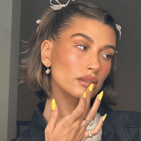 Bieber Nails, Yellow Nails Design, Nagellack Trends, Celebrity Nails, Cute Summer Nails, Colored Eyeliner, Bright Nails, Neon Nails, Yellow Nails