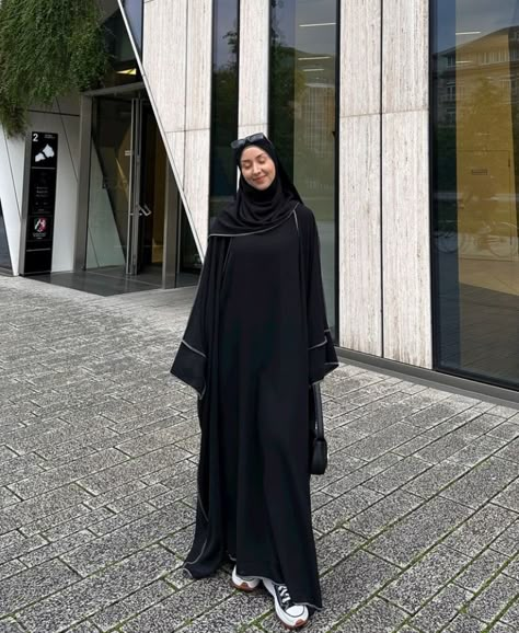 Umrah Abaya, Modest Hijabi Outfits, Umrah Guide, Outfit Muslim, Youtube Hacks, Hijabi Outfit, Dress Book, Mode Abaya, Style Korea