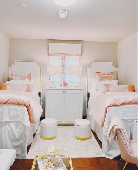 Dorm Inspo Pink, Colorful Dorm Room Ideas, Mizzou Dorm, Tcu Dorm, Colorful Dorm Room, Baylor Dorm, Dorm Rooms Decorating, Decorating Dorm, Collage Dorm Room