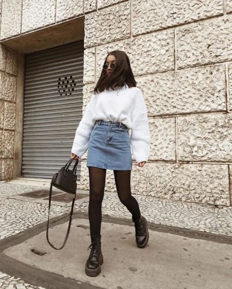 15 ideas de outfits que puedes usar en el último mes del año Doc Martens Outfit, Rok Mini, Winter Skirt Outfit, Rock Outfit, Skirt Denim, Outfit Jeans, Fashion Autumn, Skirt Mini, Mode Inspo