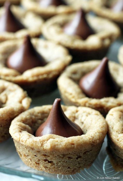 Peanut butter blossom cookie cups are even more magnificent than the original cookie! Peanut Butter Cookies With Kisses, Cookies With Kisses, Peanut Butter Hershey Kiss Cookies, Peanut Blossom Cookies, Cookie Peanut Butter, Kiss Cookie Recipe, Hershey Kiss Cookies, Peanut Butter Kiss, Peanut Butter Blossom