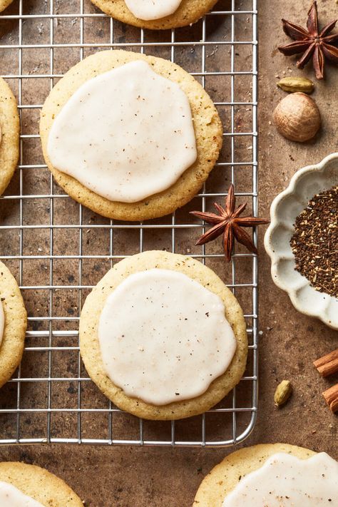 ’Tis the damn season… It’s time to Taylor Swift’s chai sugar cookies! These delicate sugar cookies are infused with the flavor of chai tea and topped with a cinnamon-spice glaze, making them the perfect autumn treat. Chai Sugar Cookies, Dairy Free Pumpkin Pie, Vegan Apple Crisp, Cranberry Orange Cookies, Sour Cream Banana Bread, Tis The Damn Season, Soft Cookie Recipe, Fruit Cake Cookies, Lime Cookies