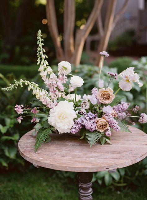 Lilac Wedding Florals, May Wedding Flowers, Romantic Garden Party, Spring Soiree, Lavender Wedding Flowers, Violet Wedding, English Garden Wedding, Spring Floral Arrangements, Aisle Flowers