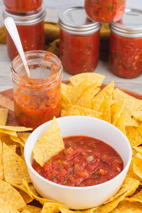 Chunky Canned Salsa - Dish 'n' the Kitchen Chi Chis Salsa Recipe, Mild Chunky Salsa Recipe, Salsa To Can, Best Canned Salsa Recipe, Canned Salsa Recipe, Homemade Canned Salsa, Spicy Salsa Recipe, Chunky Salsa Recipe, Canned Salsa