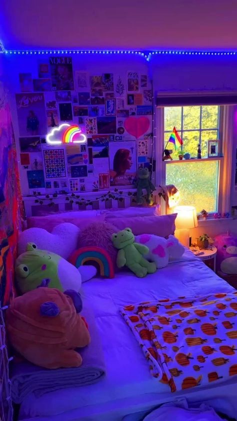 Indie Aesthetic Bedroom Ideas, Bedroom Indie Aesthetic, Bedroom Inspirations Indie Aesthetic, Cute Retro Room Ideas, Room Ideas Kidcore, Retro Vibes Room, Lesbian Dorm Room Ideas, Room Ideas Aesthetic With Squishmallows, Aesthetic Room Ideas Indie