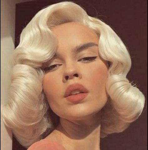 Vintage Short Hair, Hair Retro, Vintage Hairstyle, 40s Hairstyles, High Fashion Hair, 1960s Hair, 50s Hairstyles, 1940s Hairstyles, Bleach Blonde Hair