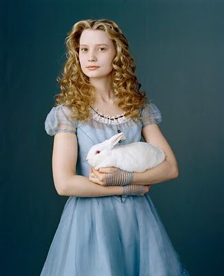 I want her gloves! Tim Burton Personajes, Alice Clothes, Wonderland Characters, Colleen Atwood, Looks Hip Hop, Tim Burton Characters, Alice In Wonderland Aesthetic, Alice In Wonderland Characters, Mia Wasikowska