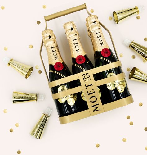 MOËT MINI CHAMPAGNE CADDY Party Hostess Gifts, Honeymoon On A Budget, Moet Chandon Champagne, Champagne Brands, Golden Globes Party, Awards Viewing Party, Party Hostess, Mini Champagne, Alcohol Gifts