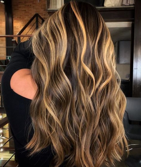 50 Ideas of Caramel Highlights Worth Trying for 2020 - Hair Adviser Medium Brunette, Caramel Brown Hair, Rambut Brunette, Balayage Blond, Hair Color Caramel, Hair Adviser, Caramel Blonde, Brunette Hair With Highlights, Black Hair With Highlights