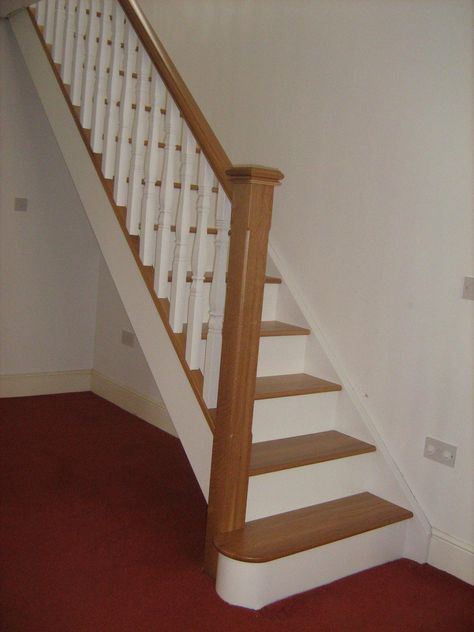 Oak and white staircase with white spindles and oak newelpost by Merrin Joinery #bespoke #stairs Staircase Design Traditional, Painted Stair Railings, Diy Stair Railing, Oak Handrail, Interior Stair Railing, White Staircase, White Stairs, Open Stairs, Handrail Design