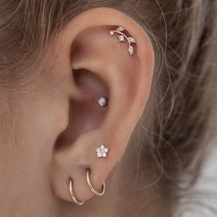 Scar Jo Ear Piercings, Piercing Oreille Helix, Upper Helix Piercing Studs, Wedding Earrings Multiple Piercings, Earrings Aesthetic Stud, Earring Curation, Ear Piercing Placement, Ear Piercing Curation, Helix Ideas