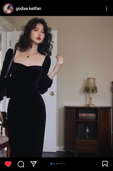 Womens Velvet Dresses, Sleeved Velvet Dress, Mid Length Dress, Elegant Dresses Classy, 가을 패션, High Fashion Street Style, Spring And Autumn, Black Pearl, Looks Vintage