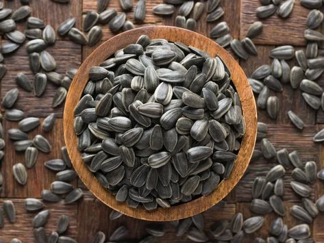 Bowl of sunflower seeds Roasting Sunflower Seeds, Flower Recipes, Planting Sunflowers, Recipes Family, Starting A Garden, Flower Food, Family Food, Food Garden, Wooden Bowl