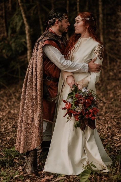 Medieval Groomsmen, Renesance Wedding, Viking Themed Wedding Dress, Fantasy Wedding Groom, Midevil Wedding Ideas, Medieval Wedding Ideas, High Fantasy Wedding, Larp Wedding, Ren Faire Wedding