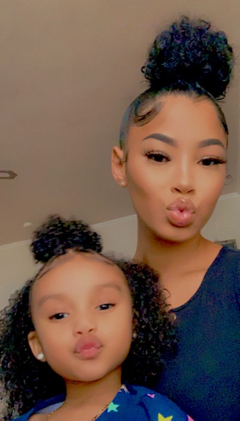 A✨ on Twitter: "My girl, my world.… " Mommy Daughter Photography, Mommy Daughter Pictures, Mommy Daughter Photos, Mommy And Baby Pictures, Mommy Daughter Outfits, Cute Mixed Babies, Cute Black Babies, Moms Goals, Mommy Goals