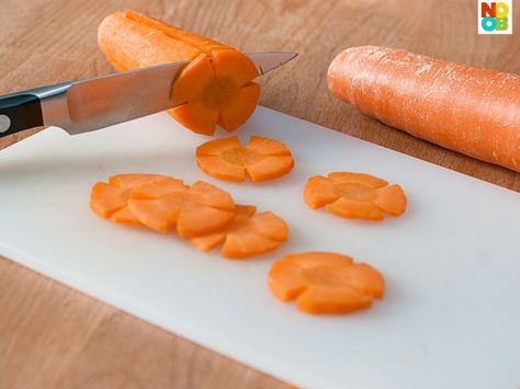 How to cut carrot flowers - two different methods. Will work with daikon radishes also. Vegetable Flowers How To Make, Carrot Flowers Garnish, How To Cut Carrots, Carrot Carving, Flower Shaped Food, Flowers Shapes, Carrot Flowers, Food Flowers, Carrot Sticks