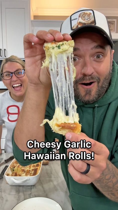 Cheesy Garlic Hawaiian Rolls | Hawaiian Roll Cheesy Garlic Bread! 🤯 You gotta make this asap.. | By Team Balmert | Facebook Stuffed Garlic Cream Cheese Hawaiian Rolls, Cheesy Garlic Hawaiian Rolls, Cheesy Hawaiian Garlic Bread, Hawaiian Roll Garlic Cheese Bread, Hawiian Rolls, Hawaiian Sweet Rolls Garlic Bread, Hawaiin Rolls Cheesy Garlic Bread, Hawian Roll Garlic Bread, Glazed Icing Recipe