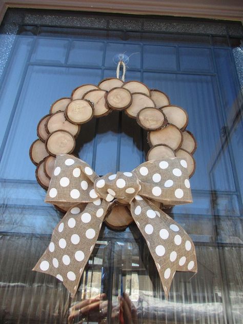 Wood Log Crafts, Tre Kunst, Wreath Natural, Homemade Wreaths, Wood Wreath, Wood Slice Crafts, Natural Wreath, Wooden Wreaths, Wreath Rustic