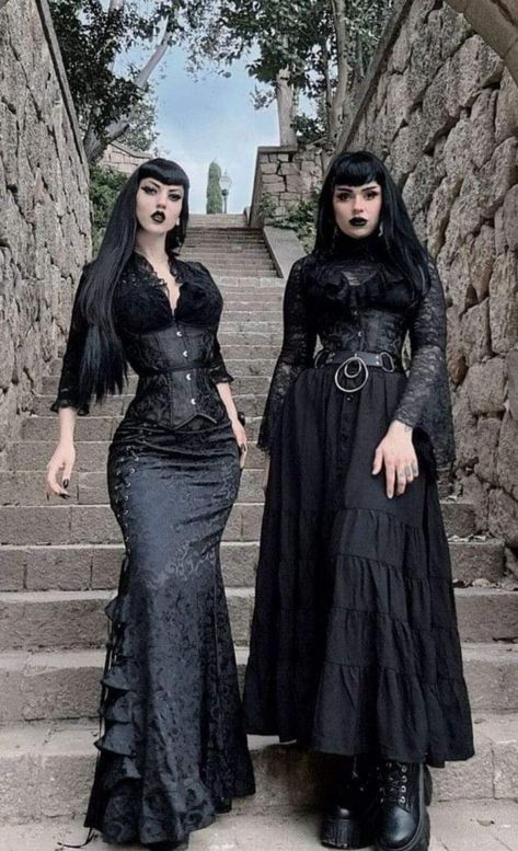 Vintage Goth Aesthetic, Vampire Goth Fashion, Corset Gothic Outfit, Gothic Fits, Gothic Wardrobe, Goth Outfit Inspo, Traditional Goth, Goth Fits, Goth Outfit Ideas