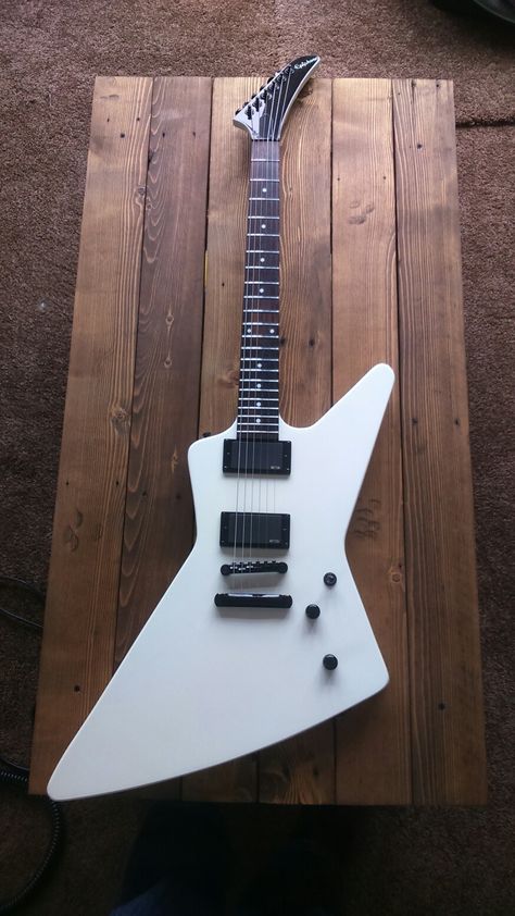 Epiphone Explorer Arctic white custom shop :-) Flaming Guitar, Explorer Guitar, Clear Electric Guitar, White Electric Guitar, Electric Guitar Ibanez, Epiphone Explorer, Epiphone Electric Guitar, Epiphone Guitars, Ibanez Iceman Guitar