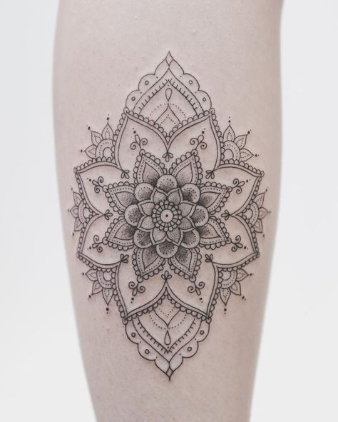 Shaded Mandala Tattoo, Rabe Tattoo, Tattoo Fine Line, Unalome Tattoo, Dot Tattoos, Skeleton Hand Tattoo, Henna Style, Mandala Tattoo Design, Tattoo Feminina