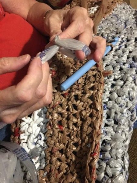 Homeless Mats From Plastic Bags, Plarn Projects Crochet, Plarn Projects, Plarn Crochet, Reuse Plastic Bags, Plastic Bag Crafts, Plastic Yarn, 2023 Moodboard, Plastic Bag Crochet