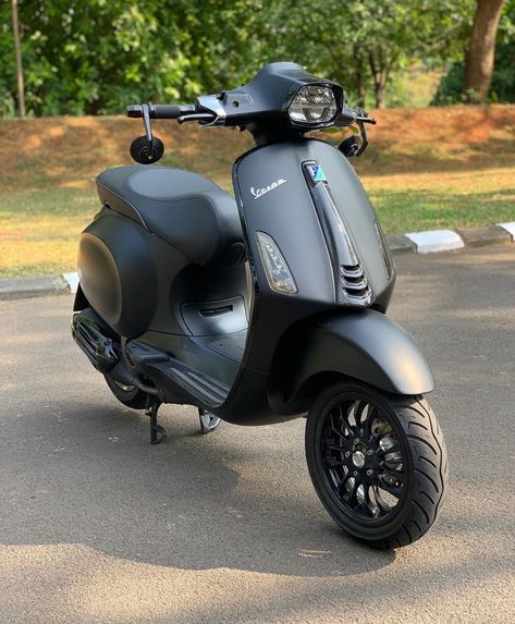 Vespa new 150cc Scooters. Vespa has launched some new scooters with 150cc engine recently. #vespa #vespagirl Vespa 150 Sprint, New Vespa, Vespa Bike, Hover Bike, Custom Vespa, Vespa 150, Vespa Lx, Vespa Sprint, 150cc Scooter