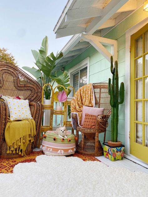 Family Florida Home Drenched in Bright Colors | Apartment Therapy 70s House Exterior, Maximalist Bedrooms, Enclosed Staircase, Dark Deco, Beach House Aesthetic, 70s House, Colorful Shower Curtain, Zen Room, Colorful Space