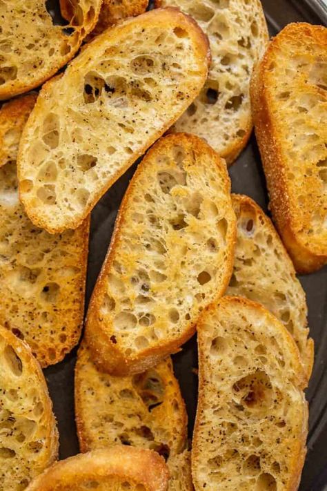 The ultimate homemade crispy and crunchy crostini bread recipe that makes for a great appetizer or side dish. Baked Crostini, Easy Crostini, Crostini Bread, Crostini Recipe, Crostini Appetizers, Baguette Recipe, Crostini Recipes, Bruschetta Recipe, Bread Toast