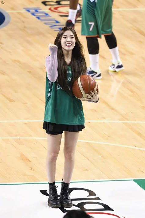 Sports Day Outfit, Arin Omg, Oh My Girl Arin, Outfit Korean Style, Arin Oh My Girl, School Uniform Fashion, Outfit Korean, Basketball Clothes, Basketball Girls