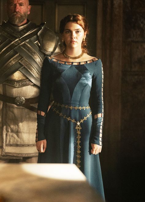 Emily Carey as Alicent Hightower in House of the Dragon (TV Series, 2022 - ). Game Of Thrones Dress, Emily Carey, Game Of Thrones Outfits, Game Of Thrones Costumes, Alicent Hightower, House Of The Dragon, Fantasy Gowns, Medieval Dress, Fantasy Dress