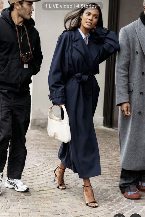 Cozy Rainy Day Outfit, Navy Trench Coat, Christmas Photography, Looks Street Style, Hair Care Products, Love Peace, Coat Outfits, Rainy Day Outfit, Love Fashion