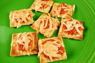 Mini Triscuit Pizzas. Pizza Squares, Snacks Crackers, Triscuit Recipes, Mini Pizza Bites, Healthy Party Snacks, Zucchini Pizza Bites, Pizza Snacks, Low Fat Cheese, Ww Points