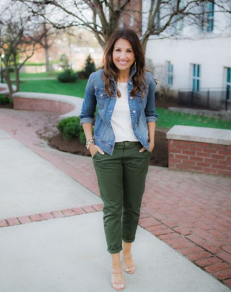 Day 21 Spring Fashion: How to Wear Olive Pants in the Spring - Cyndi Spivey Olive Trousers Outfit, Olive Pants Outfit, Green Khaki Pants, Khaki Pants Outfit, Cyndi Spivey, Army Green Pants, Summer Pants Outfits, Olive Pants, Olive Green Pants