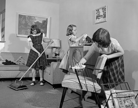 Make sure kids clean up after themselves. countryliving Cleaning Living Room, 1950s Teenagers, Parenting Rules, Chic Beach House, Beach House Interior Design, Kids Cleaning, Good Parenting, Raising Kids, Parenting Advice