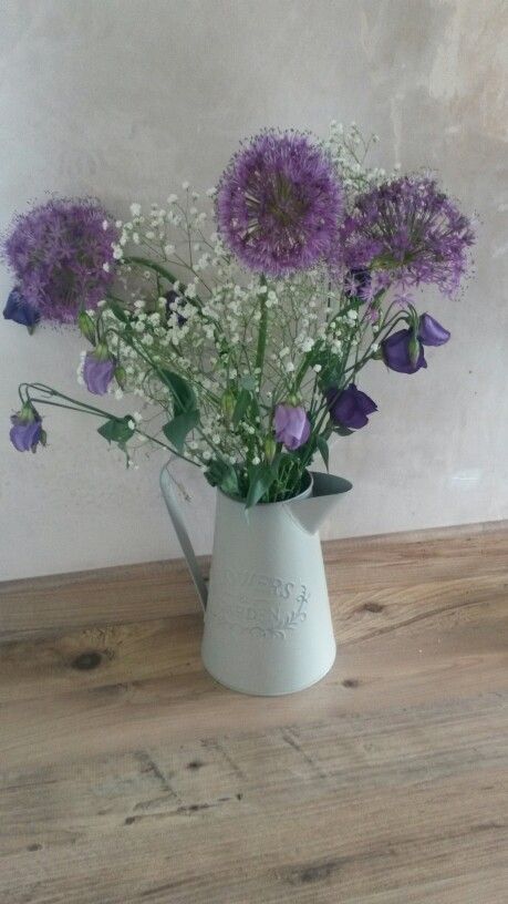 Tall stems of Alium and ?something else purple- any ideas?! Allium Bouquet Wedding, Alium Flower Bouquet, Alium Flower, Bouquet Wedding, Something Else, Flowers Bouquet, Bouquets, Wedding Flowers, Glass Vase