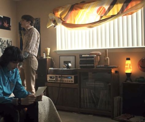 Mike Wheeler Bedroom, Jonathan Byers Room, Byers House, Vinyl Setup, Zombie Boy, California Room, Jonathan Byers, Stranger Things Aesthetic, Will Byers