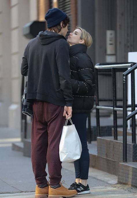 Evan Peters and Emma Roberts | Update Emma Evans, Kit Walker, Tate And Violet, Tate Langdon, Robert Evans, Paparazzi Photos, The Love Club, Cute Couple Poses, Evan Peters