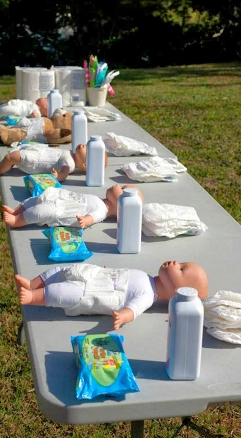 Diaper Changing Relay Race ~ Divide your guests into even teams. Each team member has to un-diaper the baby doll, wipe the baby's butt, powder it and put a clean diaper on the doll. They run back to their team and hand the doll off to the next person in line. First team to have all their members change the baby's diaper wins. Foto Gender Reveal, Baby Shower Mixto, Funny Baby Shower Games, Idee Babyshower, Baby Shower Prizes, Outside Baby Showers, Fun Baby Shower Games, Cool Baby, Shower Bebe