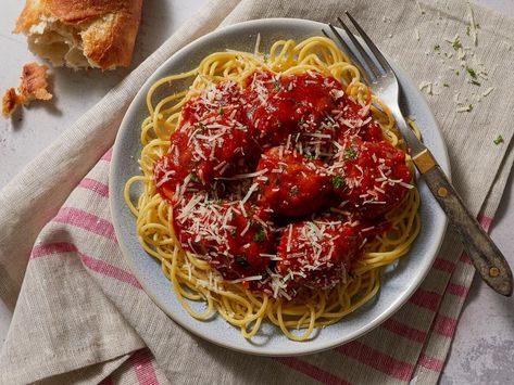 Spaghetti With Meatballs, Spicy Spaghetti, Leftover Spaghetti, Mary Berg, Sausage Spaghetti, Homemade Tomato Sauce, Easy Comfort Food, Parmigiano Reggiano, Spaghetti And Meatballs